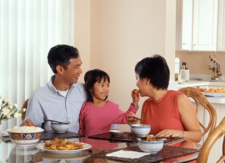 Lo que Sucede Alrededor de la Mesa del Hogar